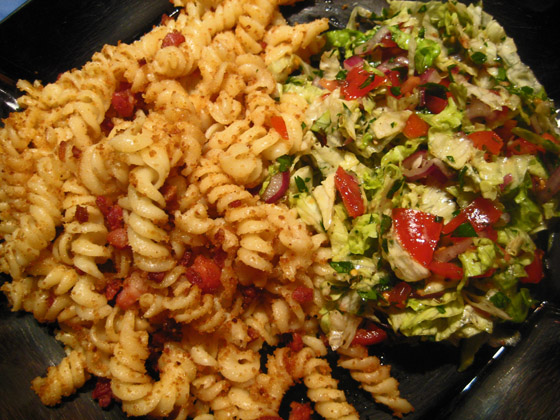 IMG_3552-Drrfleischnudeln-zusammen mit Grnem Salat mit Tomaten-560