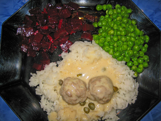 IMG_3688-Knigsberger Klopse mit Reis, Ebsen und Rote Beete Salat-560