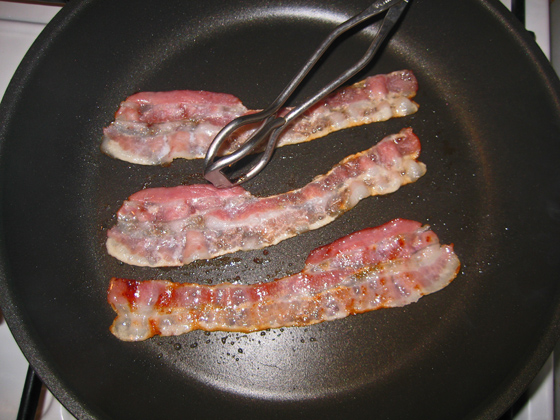 IMG_7921-Bacon mit Grillzange wenden-560