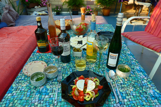 P1020387-Griechischer Salat - ganzer Tisch-560