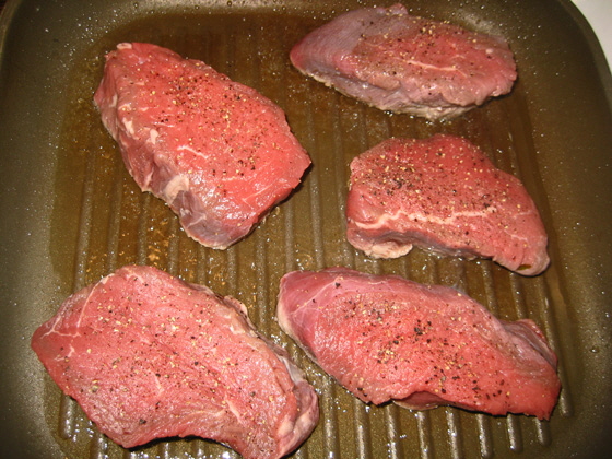 IMG_8019-Rohe Steaks in der Grillpfanne-560