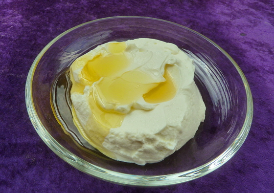 P1100182-Joghurt mit Honig, color5-560